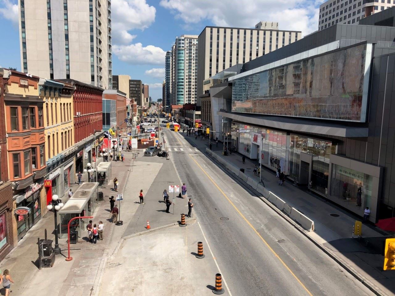 Rideau Street with the Rideau Centre to the right and the station entrance kiosk to the left.